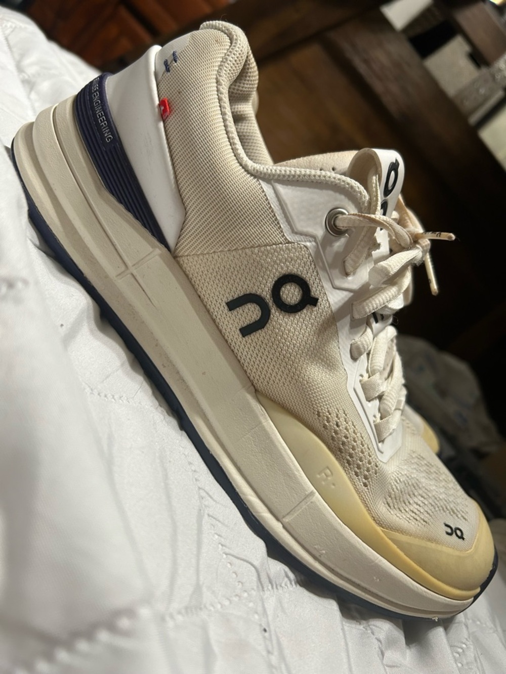 8.5w On Running Men's Cloudnova Cream/White Sneakers